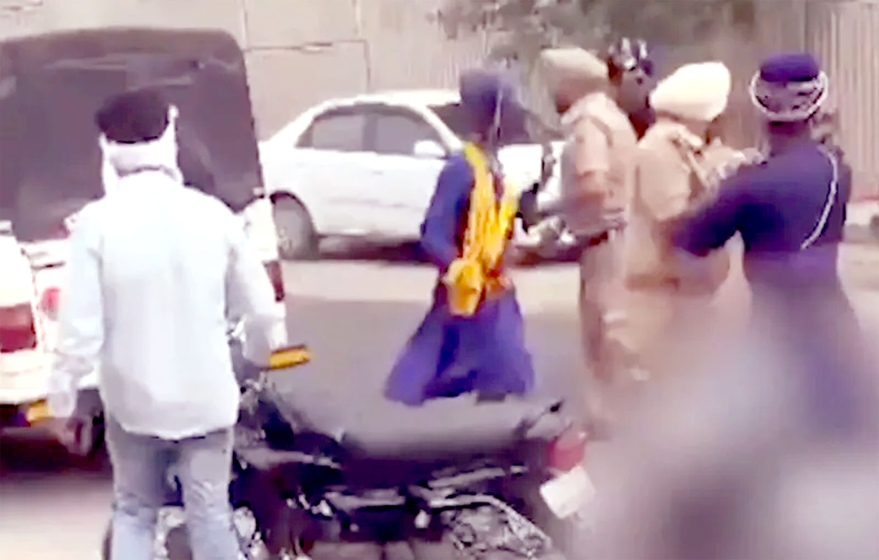 Police clash with three youths in Nihang attire in Moga.